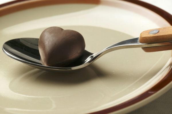 Čokoláda obsahuje antioxidanty a protizánětlivé látky, které jsou tělu prospěšné.