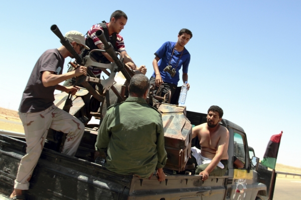 Věrní libyjského vůdce dostali ultimátum do soboty, na snímku zajatý voják Kaddáfího sil.