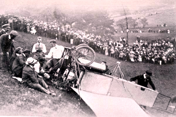 Letadlo Jana Kašpara po nehodě ve Dvoře Králové v neděli 27. srpna 1911.