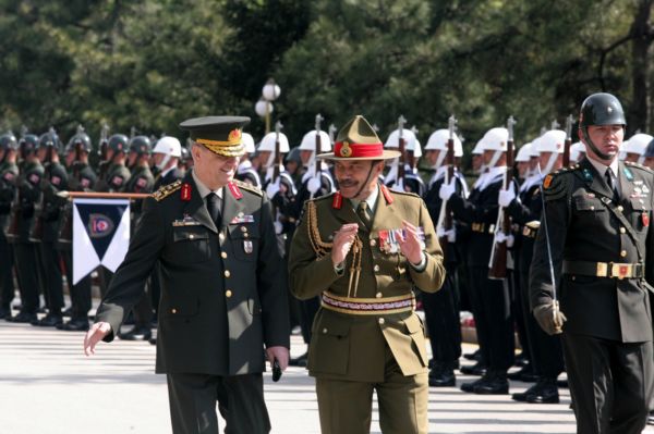Jerry Mateparae (uprostřed) ještě jako armádní velitel při návštěvě v Turecku. Jerry Mateparae (uprostřed) ještě jako armádní velitel při návštěvě v Turecku.