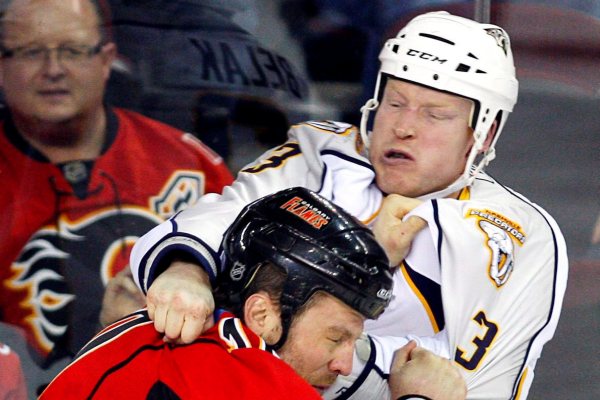 Wade Belak (vpravo) byl znám pro svou tvrdou hru.