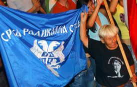 Srbskojazyčná opozice by patrně vzbuzovala větší sympatie, kdyby její příznivci nenosili trička glorifikující bosenskosrbského válečného zločince Radovana Karadžiče. 
