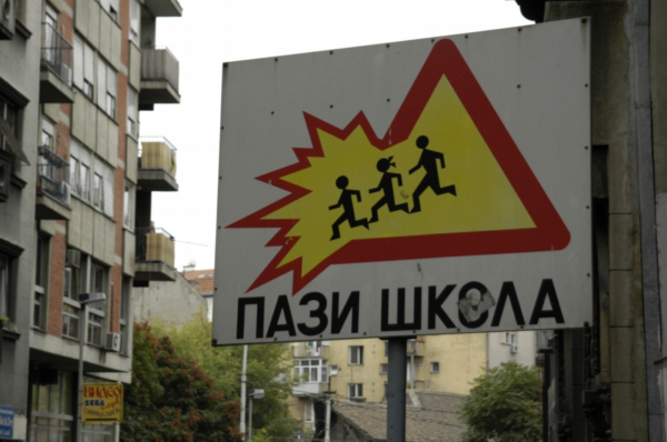 POZOR ŠKOLA - motoristé na školáky berou ohled, politici nikoliv.