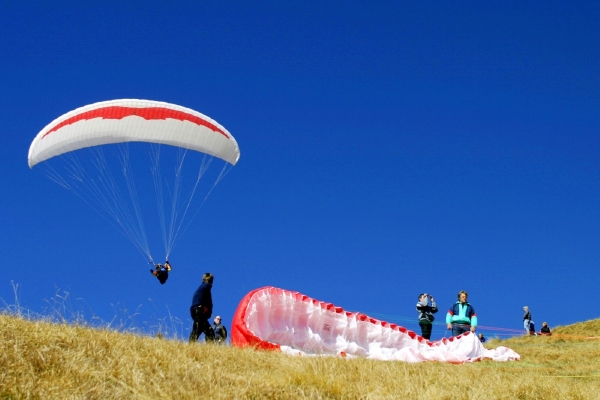 Paraglidista se zřítil ze 150 metrů (ilustrační foto).