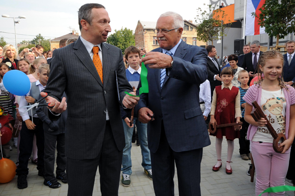 Prezident Klaus přijel na návštěvu školy svého syna (vlevo).