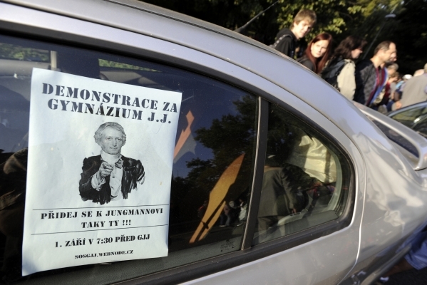 Na demonstraci byli pozváni všichni nespokojenci. Na demonstraci byli pozváni všichni nespokojenci.