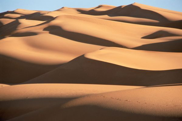 Svržený libyjský vůdce Muammar Kaddáfí se prý skrývá v poušti asi 150 kilometrů jižně od Tripolisu.