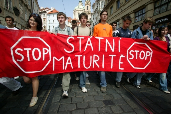 Studenti kvůli státním maturitám vyšli kdysi i do ulic. Marně. Studenti kvůli státním maturitám vyšli kdysi i do ulic. Marně.