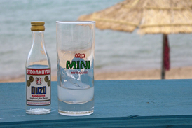 Ouzo je tradiční řecký nápoj.