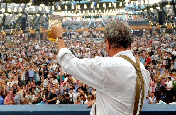 Sociálnědemokratický primátor Mnichova kyne svým Bavorům na Oktoberfestu. V čele zemské vlády by si ho přálo 42 procent respondentů, kdežto dosavadního premiéra Seehofera o tři procenta méně.