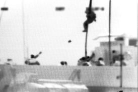 Izraelští vojáci slaňují na Mavi Marmara.