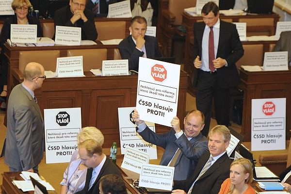 Opoziční poslanci si na jednání sněmovny přinesli transparenty vyjadřující nesouhlas s vládními škrty. Opoziční poslanci si na jednání sněmovny přinesli transparenty vyjadřující nesouhlas s vládními škrty.
