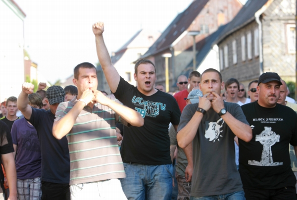Ve Varnsdorfu se sešlo asi 300 lidí na demonstraci proti nepřizpůsobivým obyvatelům (ilustrační foto).