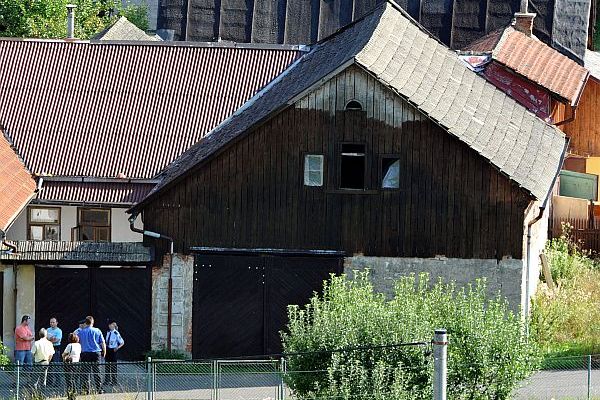 Dům (vpravo) v obci Široký Důl, kde byla nalezena těla čtyř mrtvých dětí. Podezřelou z vraždy je jejich matka.