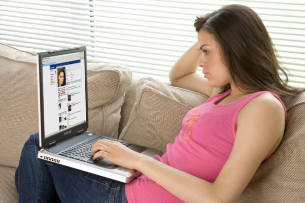 Polovina mladých lidí nevidí na psaní zpráv s přáteli při večeři nic špatného.