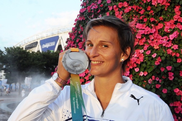 Barbora Špotáková pózuje se stříbrnou medailí.