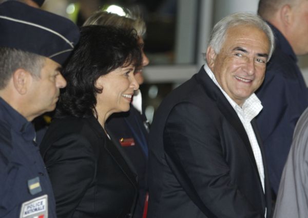 Dominique Strauss-Kahn a jeho žena Anne Sinclairová po příletu do Francie.