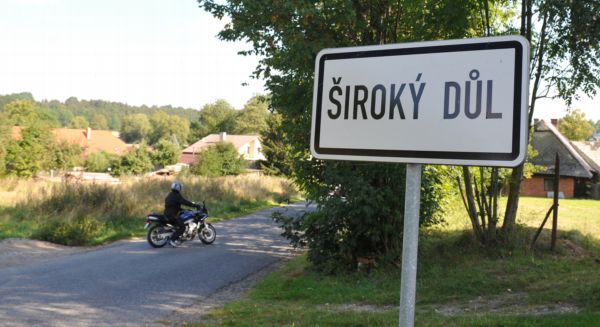 Široký Důl na Svitavsku se vzpamatovává z páteční tragédie.