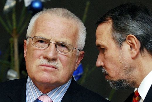 Václav Klaus se svým vicekancléřem Petrem Hájkem.