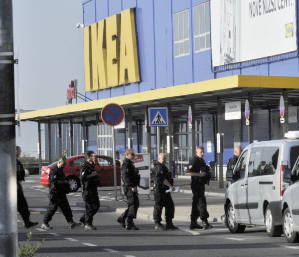 Policie musela evakuovat obchodní dům. Policie musela evakuovat obchodní dům.