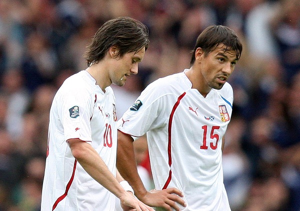 Milan Baroš (vpravo) s kapitánem Tomášem Rosickým po utkání se Skotskem.