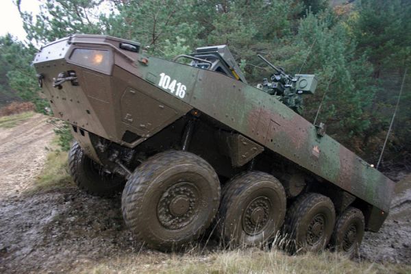 Obrněný transportér Patria. Slovinská vláda mu dala přednost před rakouským pandurem.