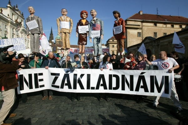 Proti radaru v Česku protestovala řada lidí. Proti radaru v Česku protestovala řada lidí.