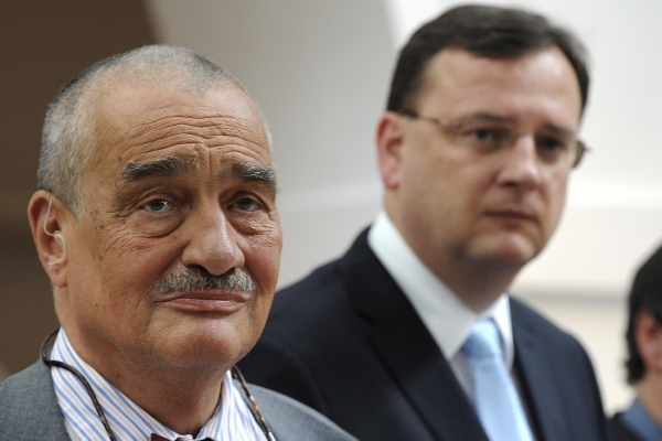 Ministr zahraničí a premiér (v pozadí) se nemohou shodnout ohledně tajemníka pro EU.
