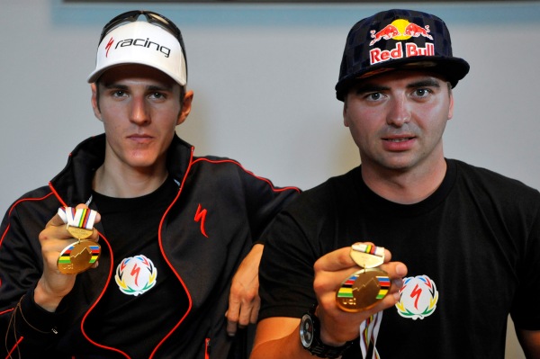 Jaroslav Kulhavý (vlevo) s Martinem Prokopem se zlatými medailemi z Champéry. Jaroslav Kulhavý (vlevo) s Martinem Prokopem se zlatými medailemi z Champéry.