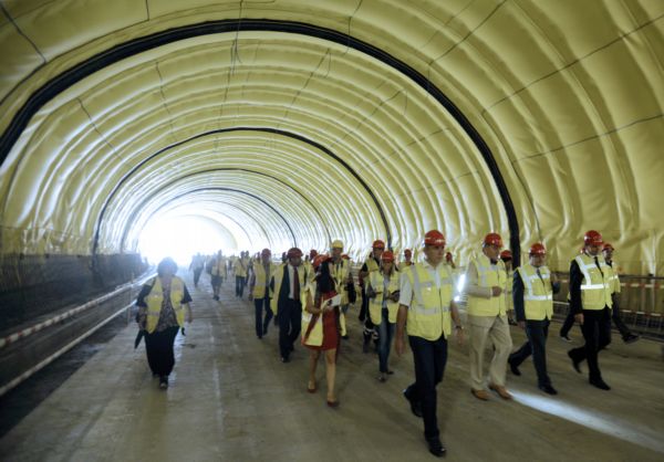 Tunel Blanka byl 5. září proražen. Dokončen by měl být roku 2014. Tunel Blanka byl 5. září proražen. Dokončen by měl být roku 2014.