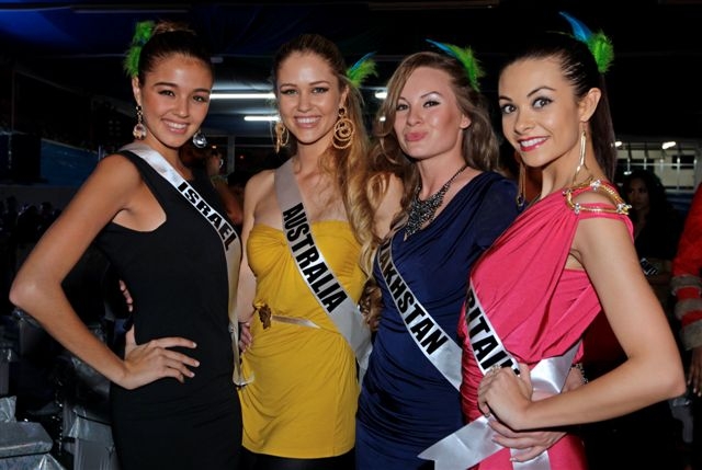 Úsměvy z Miss Universe: Kim Edryová, Scherri-lee Biggsová, Valerije Aleiniková a Chloe-Beth Morganová. 