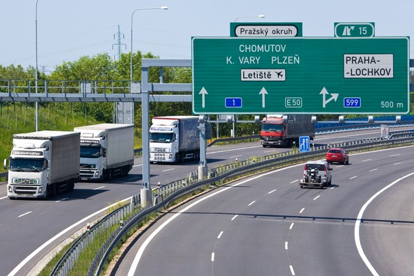 Požadavek na zvýšení ceny dálničních známek pro osobní auta jde na vládu.