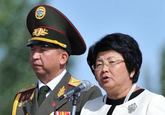 Kyrgyzská prezidentka Roza Otunbajevová a ministr obrany. Na její úřad je tlačenice. 