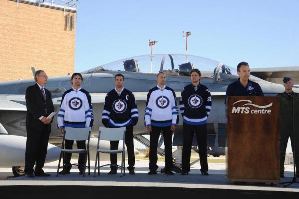 Hráči Winnipegu pózovali na vojenské základně v nových dresech. Hráči Winnipegu pózovali na vojenské základně v nových dresech.