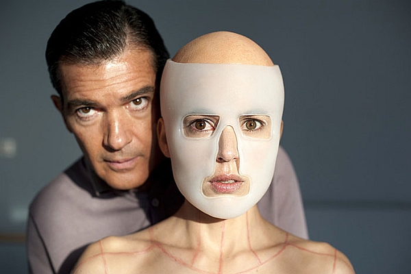 Kůže, kterou nosím: Antonio Banderas coby posedlý plastický chirurg.