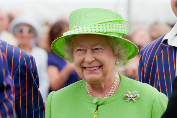 Britská královna Alžběta II. hledá nové zaměstnance.