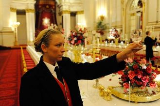 Práce sluhů v Buckinghamském paláci. Recepce v tanečním sále.