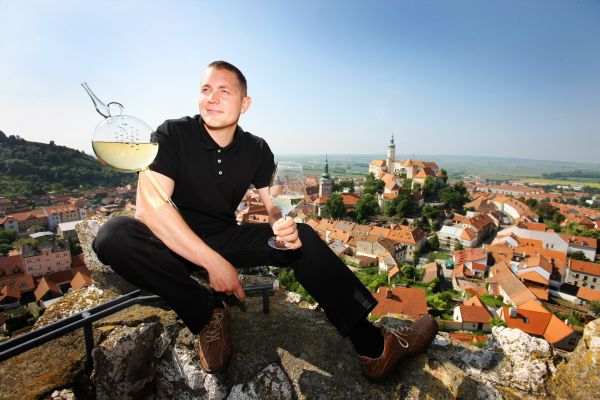 V Mikulově startuje vinobraní. (Na snímku vinař Josef Hrdlička). V Mikulově startuje vinobraní. (Na snímku vinař Josef Hrdlička).