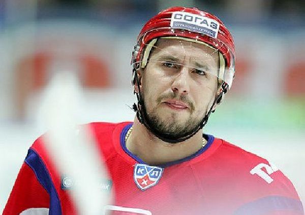 Přeživší Galimov stál uprostřed hořících trosek.
