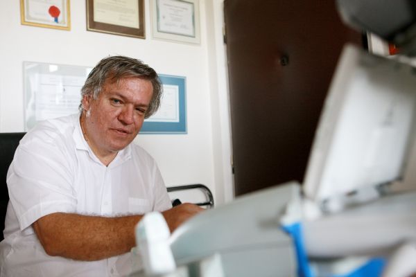 Lékař Jaroslav Barták je stíhán za sedm trestných činů.