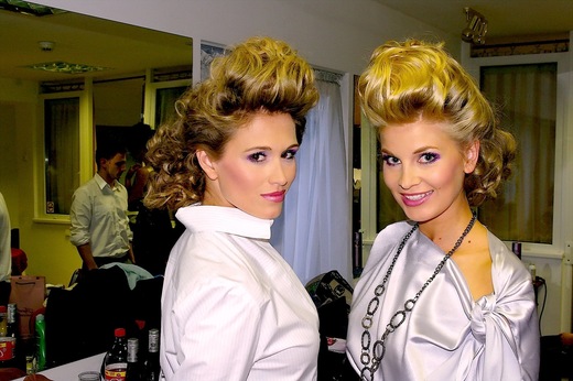 Česká vicemiss 2005 Michaela Štoudková (vlevo) a vicemiss ČR 2009 Hana Věrná v zákulisí.