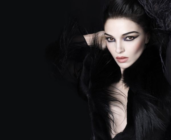Kosmetika Nars krášlí modelky v reklamních kampaních známých módních značek.