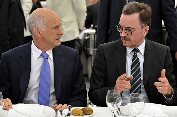 Hlavní ekonom ECB Jürgen Stark (vpravo) s řeckým premiérem Georgem Papandreem. Hlavní ekonom ECB Jürgen Stark (vpravo) s řeckým premiérem Georgem Papandreem.