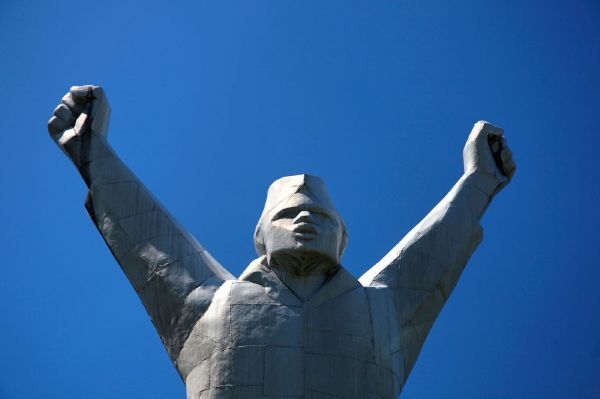 Partyzánský pomník ve Valjevu v Srbsku. Tam revolucionáři nechátrají.
