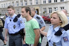 Policie odvádí organizátora demonstrace Lukáše Kohouta.