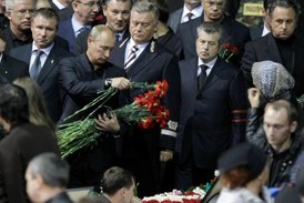 Ruský prezident Vladimir Putin vzdává poctu obětem tragédie.