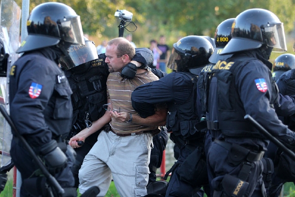 Radikálové ve Varnsdorfu "válčili" celý večer s policií.