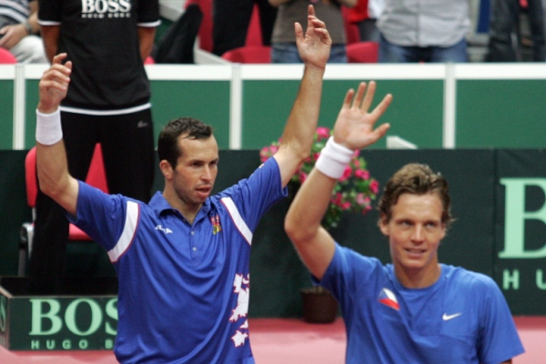 Čeští tenisté Radek Štěpánek (vzadu) a Tomáš Berdych.