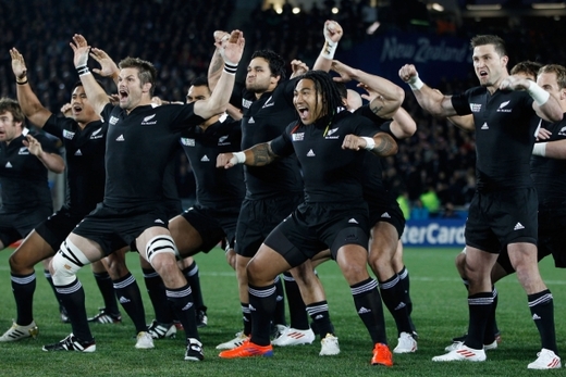 Domácí All Blacks při bojovném tanci haka. Domácí All Blacks při bojovném tanci haka.