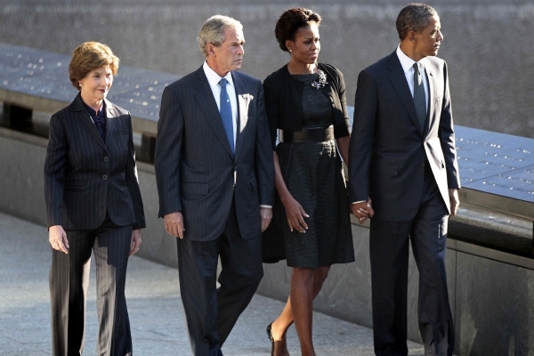 Uctít památku obětí přišli i prezident Obama a jeho předchůdce Bush. Uctít památku obětí přišli i prezident Obama a jeho předchůdce Bush.